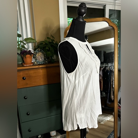 Daniel Rainn Quin Keyhole Crochet Blouse - Picture 5 of 9